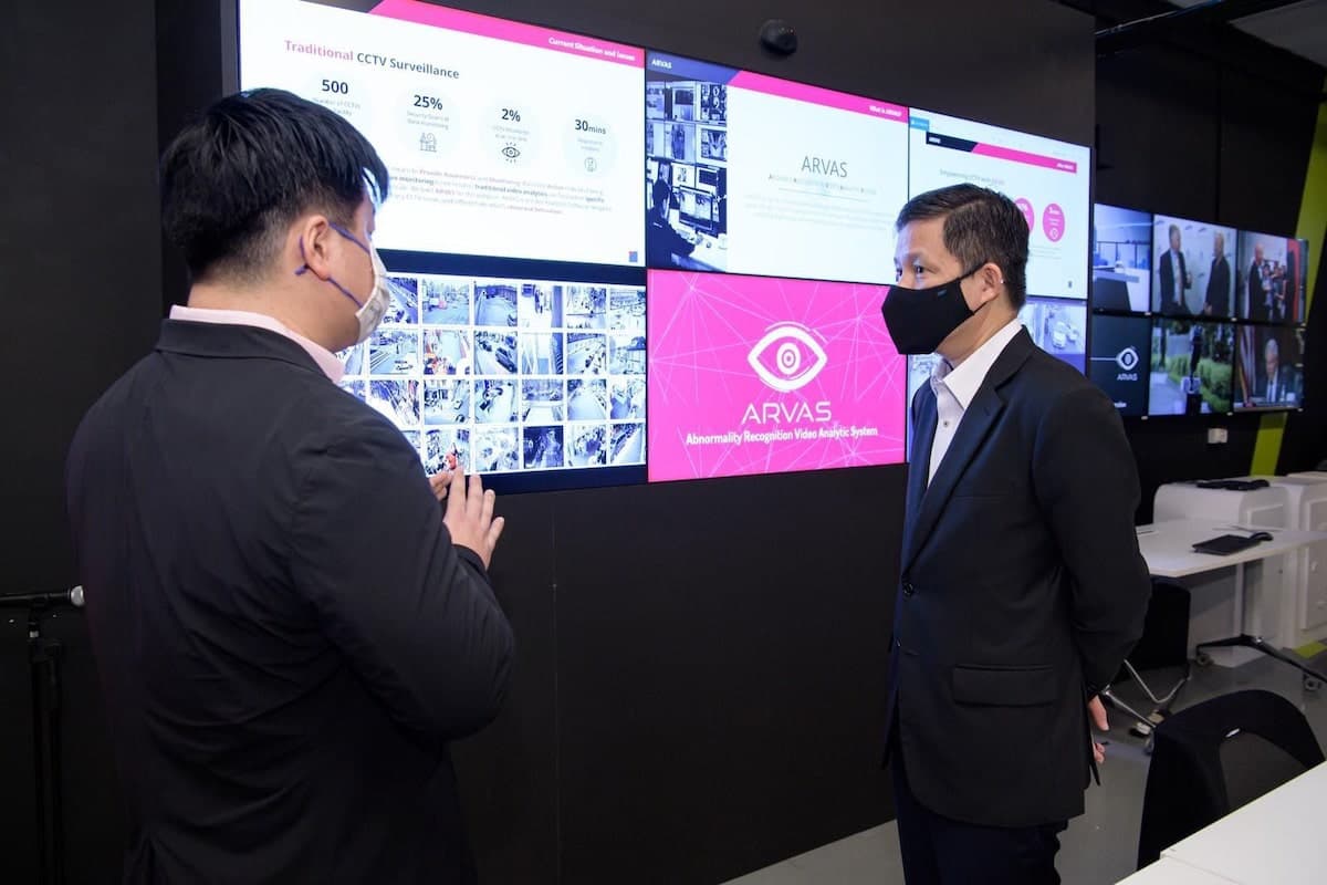Minister Chan Chun Sing visiting Oneberry Technologies.